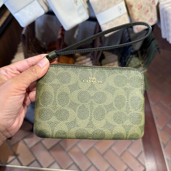 Coach Corner Zip Wristlet In Signature Canvas CAQ75 Gold/Olive - Picture 1 of 4